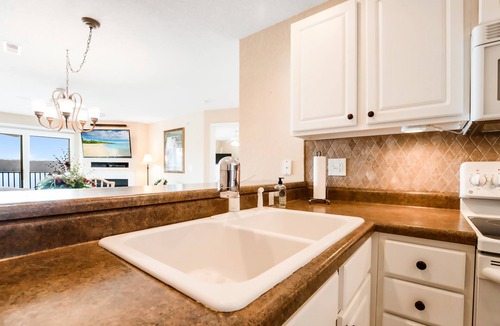 Kaiser Condo | Amazing Lake Views Within State Park - Gated Pool