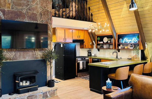 Jonesboro Cabin | Amazing Lakeside hot tub, A-frame 3 King Beds, Shawnee Forest sleeps 2-6 Firepit