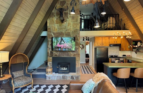 Jonesboro Cabin | Amazing Lakeside hot tub, A-frame 3 King Beds, Shawnee Forest sleeps 2-6 Firepit