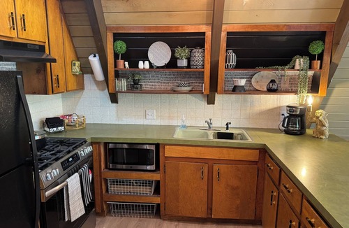 Jonesboro Cabin | Amazing Lakeside hot tub, A-frame 3 King Beds, Shawnee Forest sleeps 2-6 Firepit
