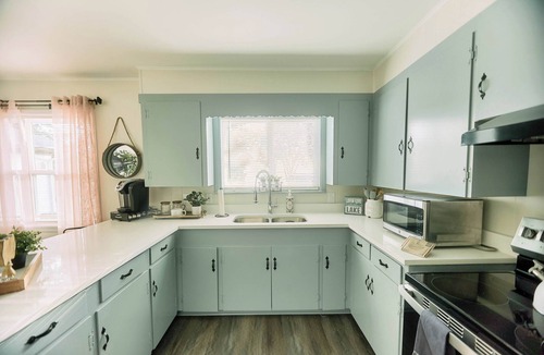 Lone Oak House | Amazing Lakeview Escape 2-bedroom bungalow in peaceful Lone Oak