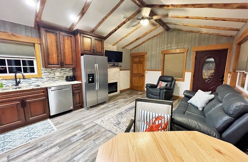 Potosi House | Amazing lakeview Spring Lake Tree House #2 "LoveLight" w/hot tub