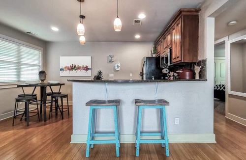 Plaza Westport Condo | Amazing Locale 2KingBR/1BTH