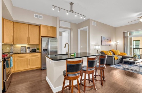 Memorial Apartment | Amazing Location! 2bd - FREE PARKING - CITY CENTER