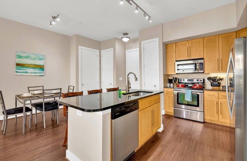 Memorial Apartment | Amazing Location! 2bd - FREE PARKING - CITY CENTER