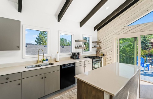 North Park City House | Amazing Location and Views! Walk to Main St, private hot tub
