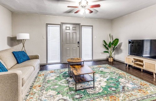 Fort Worth Cultural District Apartment | Amazing Location + Comfy Bed + FAST WIFI + 1B1B