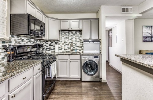 Fort Worth Cultural District Apartment | Amazing Location + Comfy Bed + FAST WIFI + 1B1B
