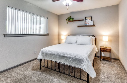 Fort Worth Cultural District Apartment | Amazing Location + Comfy Bed + FAST WIFI + 1B1B