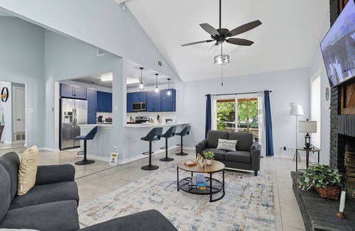 North San Antonio - SAT House | Amazing luxe home with Heated Pool, Jacuzzi, Fire Pit, near Airport & Sea World