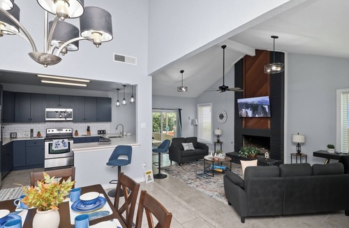 North San Antonio - SAT House | Amazing luxe home with Heated Pool, Jacuzzi, Fire Pit, near Airport & Sea World