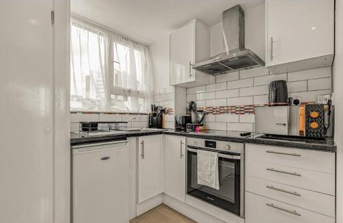 Tower Hill Apartment | Amazing Marina-Overlooking 1Bed