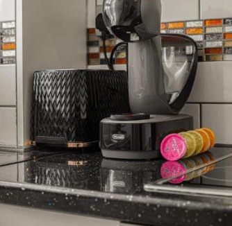 Tower Hill Apartment | Amazing Marina-Overlooking 1Bed