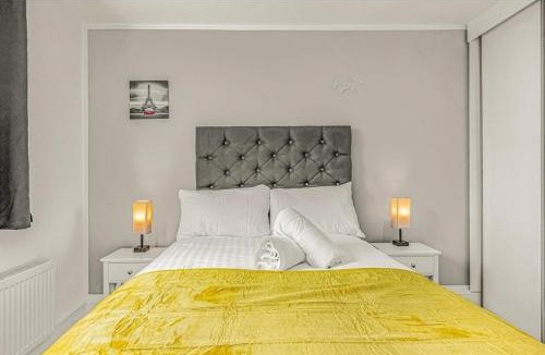 Tower Hill Apartment | Amazing Marina-Overlooking 1Bed