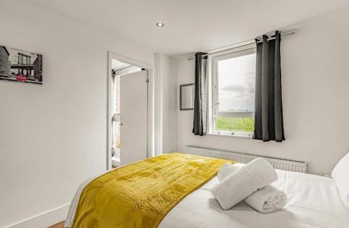 Tower Hill Apartment | Amazing Marina-Overlooking 1Bed