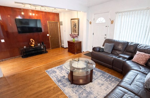 Northbrook House | Amazing Mid-Term Rental Entire Home In Glenview