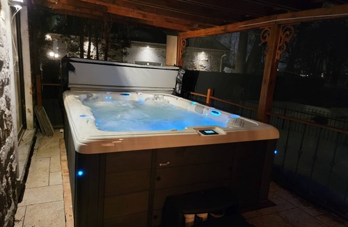 Cartierville Villa | Amazing Montreal 8BR Suites House, Parc Access, Waterview, SPA & Pool