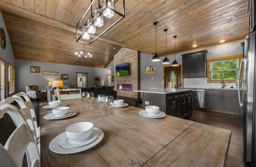 Wears Valley Cabin | Amazing Mountain Views | Hot Tub | Modern Getaway!