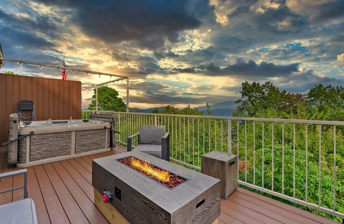 Chalet Village Ski Chalet | Amazing Mt.Leconte views/Firepit/Hot Tub