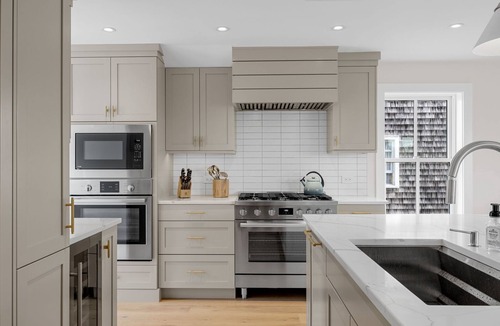 Chatham House | AMAZING NEW HOME, STEPS FROM LIGHTHOUSE BEACH!