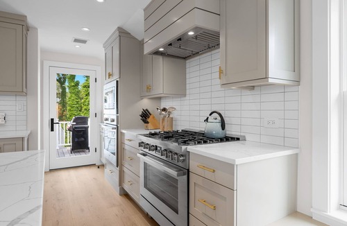 Chatham House | AMAZING NEW HOME, STEPS FROM LIGHTHOUSE BEACH!