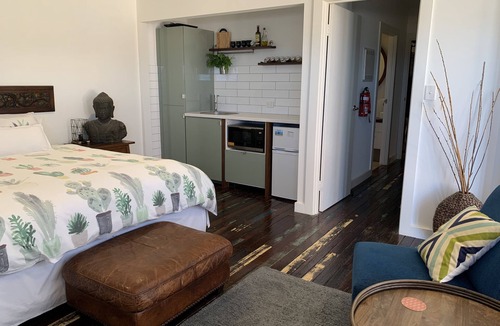 Port Noarlunga South Bed & Breakfast | Amazing Ocean Front Studio - Sunsets, Breakfast, Water