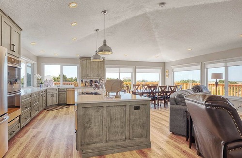 Long Beach House | Amazing Ocean View, Beachfront, Luxurious, Private (Calder)