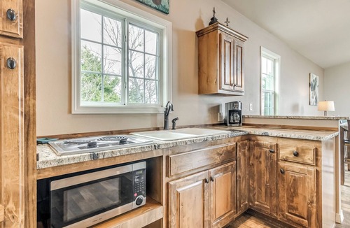 Longtown Cabin | Amazing Patio with Popular Beach View. Chill & Grill from the Treetops.