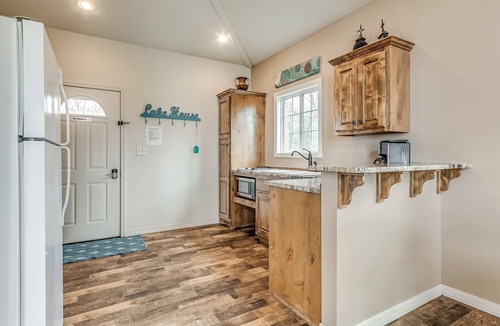 Longtown Cabin | Amazing Patio with Popular Beach View. Chill & Grill from the Treetops.