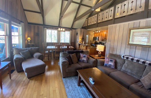 Pine Mountain Ski Chalet | Amazing pet friendly chalet with perfect view of Lake Innsbruck