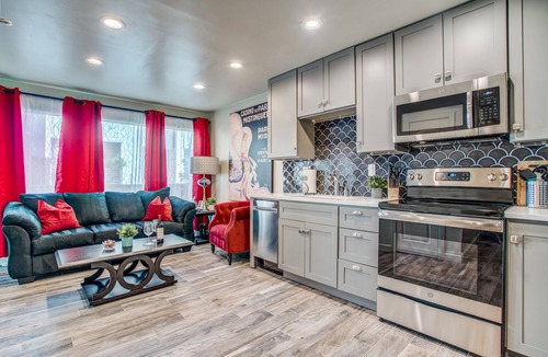 Oak Lawn Condo | Amazing Private Rooftop Deck : Walk to Restaurants!