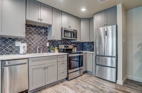 Oak Lawn Condo | Amazing Private Rooftop Deck : Walk to Restaurants!