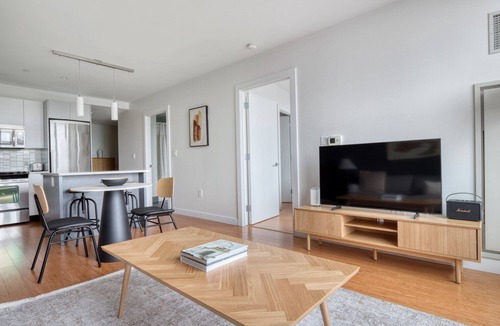 Downtown Chicago Apartment | Amazing River North 1BR w/Gym, Pool & Roof, nr Riverwalk, by Blueground
