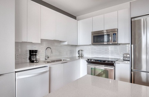 Downtown Chicago Apartment | Amazing River North 1BR w/Gym, Pool & Roof, nr Riverwalk, by Blueground