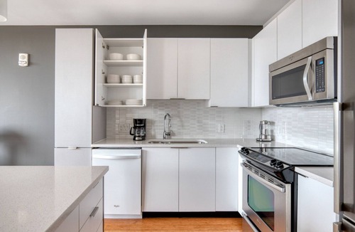 Downtown Chicago Apartment | Amazing River North 1BR w/Gym, Pool & Roof, nr Riverwalk, by Blueground