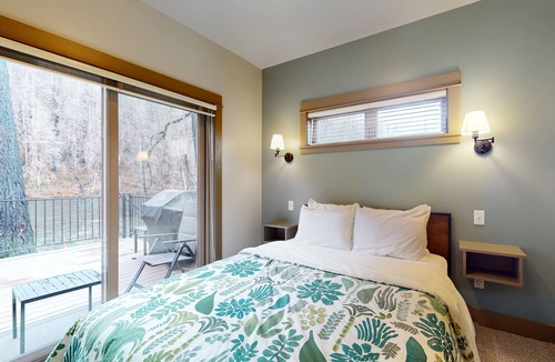 Vida Hotel | Amazing riverfront cabin with views, deck, firepit, & grill - dog-friendly