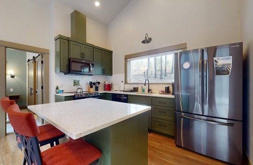 Vida Apartment | Amazing riverfront cabin with views, deck, firepit, & grill - dog-friendly