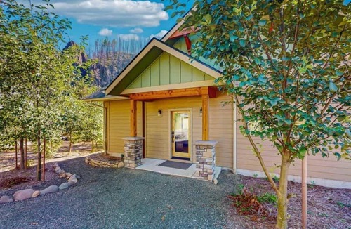 Vida Apartment | Amazing riverfront cabin with views, deck, firepit, & grill - dog-friendly