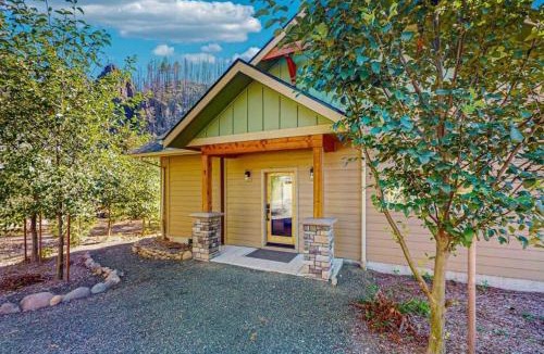 Vida Apartment | Amazing riverfront cabin with views deck firepit & grill - dog-friendly