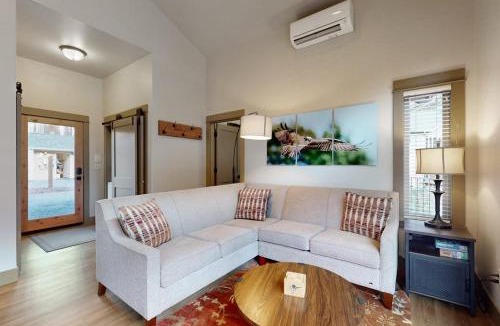 Vida Apartment | Amazing riverfront cabin with views deck firepit & grill - dog-friendly