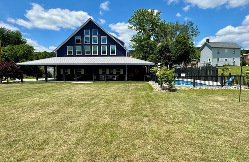 Roscoe House | Amazing Riverfront Home