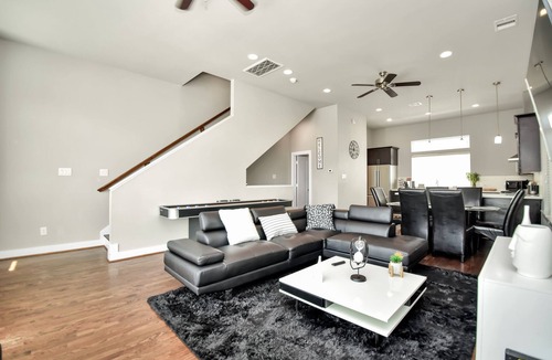 East Downtown Houston House | 🌟Amazing Rooftop🌟Downtown Skyline Views🌃Sleeps 15🛏️