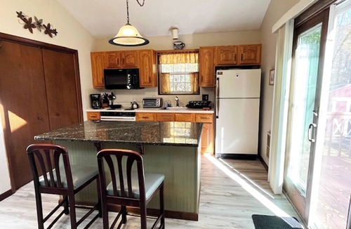 Bushkill House | Amazing Space in the Poconos - The Perfect Getaway with King Size Bed & Wifi