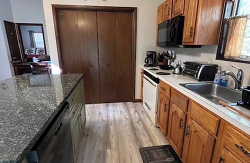 Bushkill House | Amazing Space in the Poconos - The Perfect Getaway with King Size Bed & Wifi