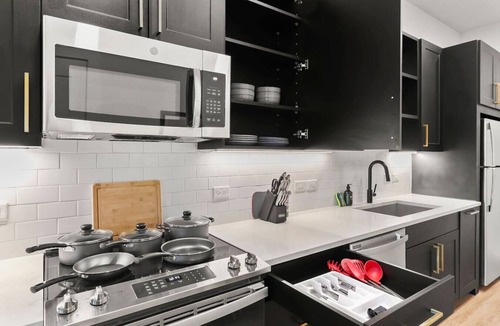 North Hyde Park Apartment | Amazing Studio | King Suite | Pool & Gym!