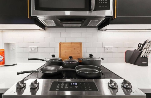 North Hyde Park Apartment | Amazing Studio | King Suite | Pool & Gym!