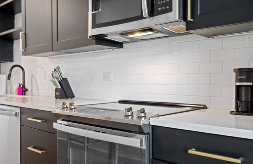 Tampa Apartment | Amazing Studio w/Pool and Gym | Location!