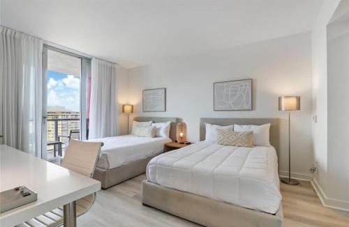 Hallandale Beach Hotel | Amazing Studio with Balcony & Pool