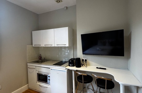 South Hampstead Apartment | Amazing Studio with Graden View F11