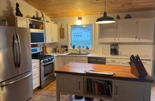 Ludlow House | AMAZING SUMMER OASISnSwimming Pool-Hot Tub -Sauna-Pool Table-Ping Pong-Fire Pit